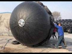 حاجز مطاطي يوكوهاما هيدروليكي هوائي بمعيار ISO مقاس 2.5*4 متر مع إطارات سوداء