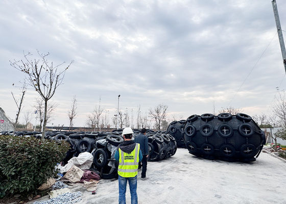 جودة المرفأ العائم البحري المواد EVA الصلبة المملوءة بالرغوة للدفاع عن القوارب مصنع