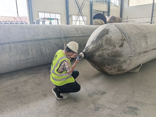 جودة High Pressure Resistance Inflatable Marine Airbags Cylindrical Type Offering Performance For Ship Launching Cargo Handling مصنع
