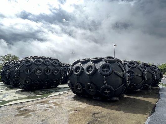 جودة واقيات بحرية هوائية عالية المتانة تتميز بشبكة إطارات سلسلة طريقة الدفع ويسترن يونيون مثالية لسلامة رسو السفن مصنع