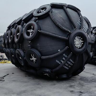 جودة 4.8x12m 50kpa / 80kpa Pneumatic Fenders For Ships مصنع