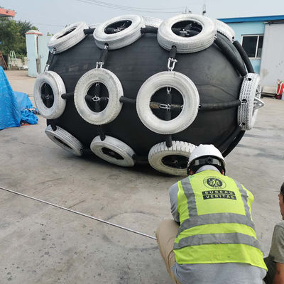 جودة حاجز مطاطي هوائي مخصص بأحجام متوفرة من 0.3-4.8 متر وضغط 50 كيلو باسكال و 80 كيلو باسكال لتطبيقات حواجز السفن مصنع