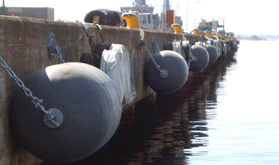 جودة 1.5 * 2.5m درابزين مطاطي هوائي درابزين مطاطي بحري لحماية حوض السفن مصنع