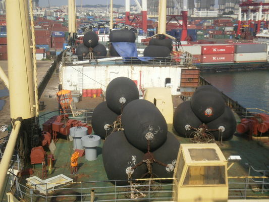 جودة 1.5 * 2.5m درابزين مطاطي هوائي درابزين مطاطي بحري لحماية حوض السفن مصنع