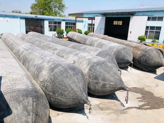 جودة ISO14409 الوسادة الهوائية المطاطية البحرية القياسية السوداء أو المخصصة الوسادة الهوائية المطاطية البحرية المصممة للسلامة والتعامل مع السفن البحرية مصنع