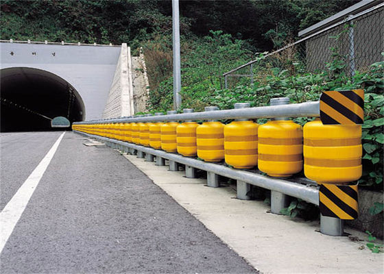جودة حاجز الأمان على الطرق السلامة المرورية EVA Roller Barrier Anti Crash Barrier مصنع